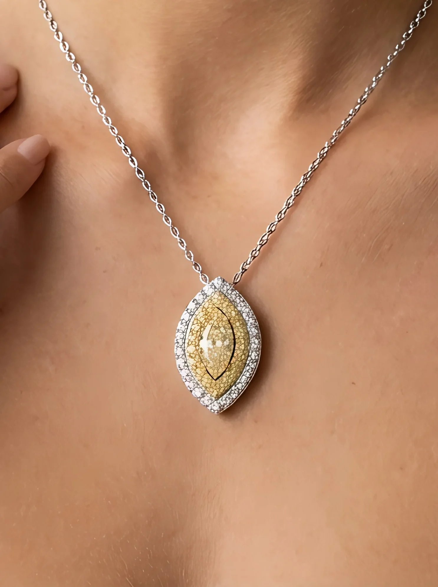 1,18 Karat Pırlanta Fancy Kolye — yakın model çekimi